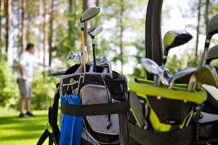 ゴルフのキャディバッグに付いている輪っかは何？役割や用途、注意点を解説！