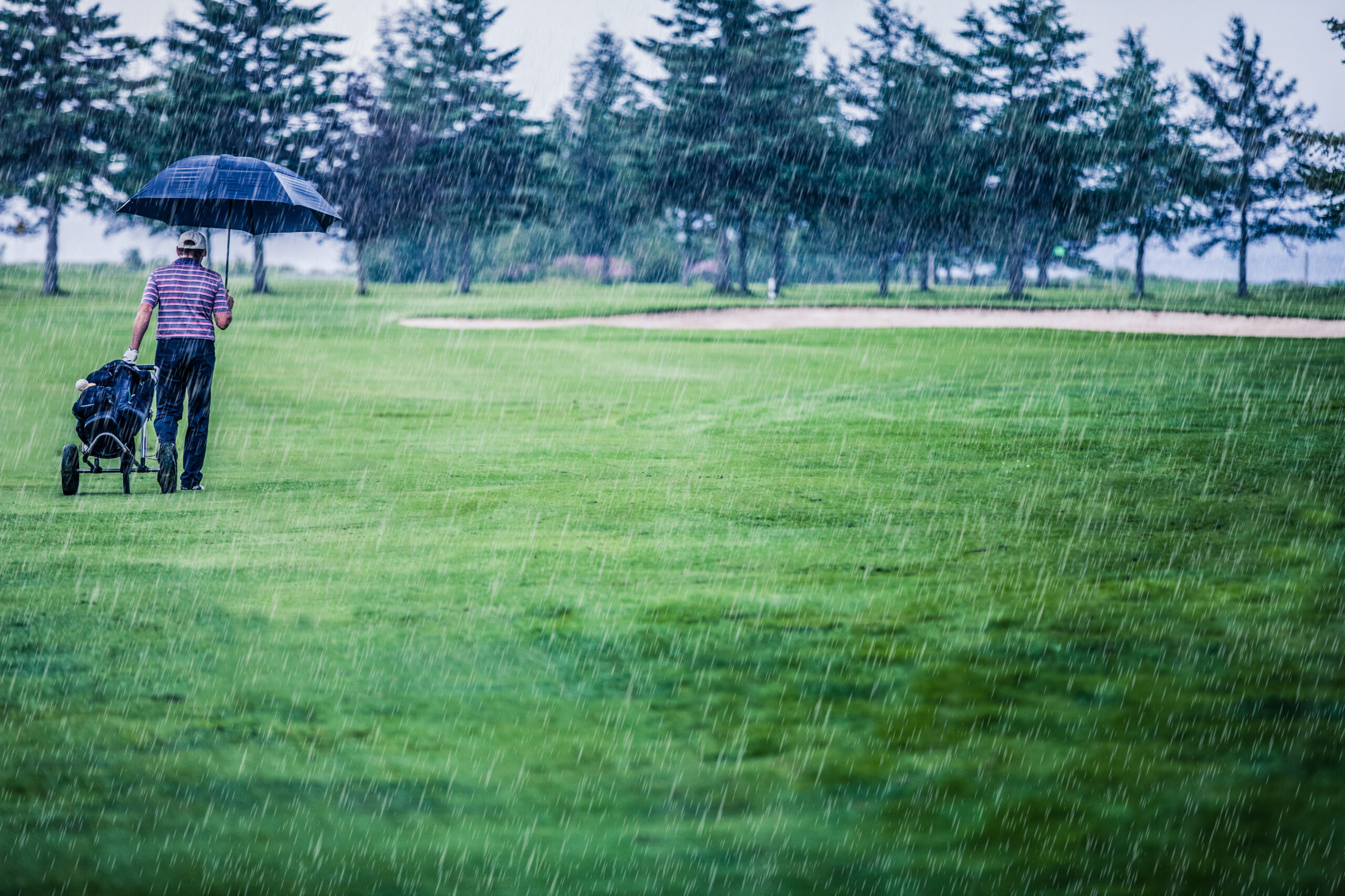 ゴルフの雨天中止はどう判断すべき？押さえておくポイントとは