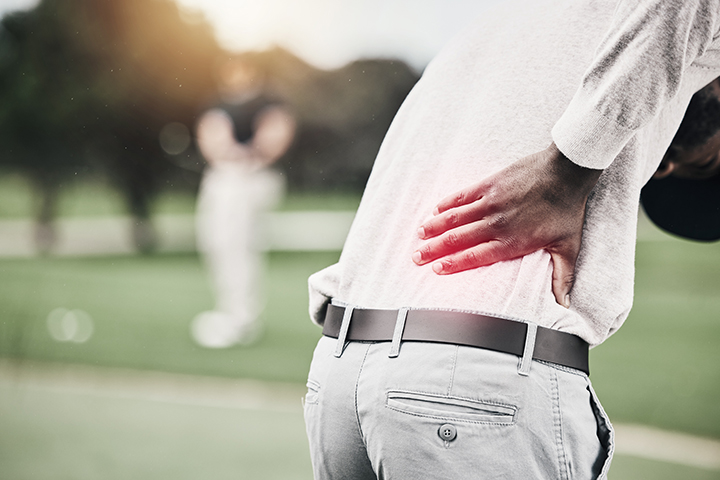 ゴルフのせいで背中が痛い？痛みの原因や対処法、病院を受診すべきタイミングとは